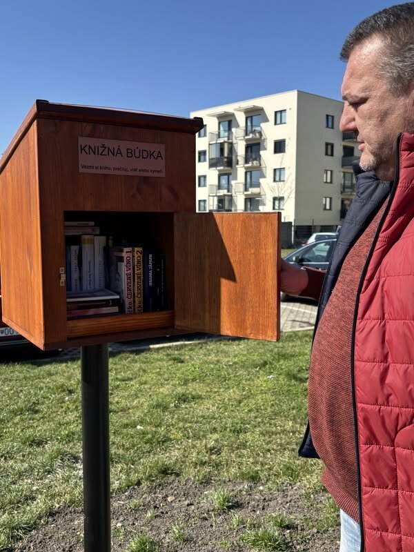 Sprístupnenie knižnej búdky na autobusovej stanici v Skalici