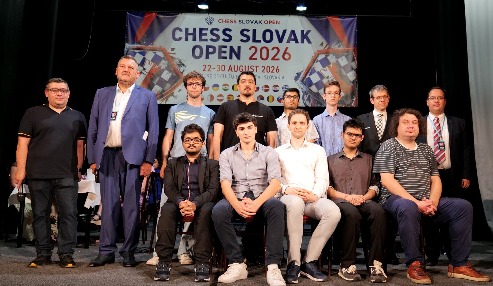 Milan Roman s hráčmi turnaja Masters 2026 na pódiu Domu kultúry v Skalici