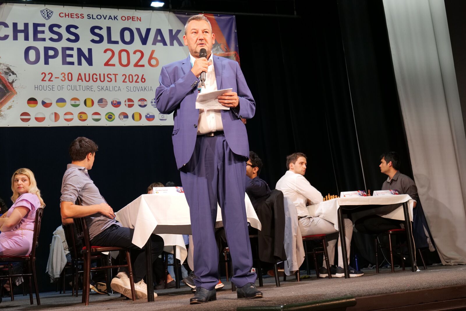 Milan Roman otvára festival Chess Slovak Open 2026 na javisku Domu kultúry v Skalici