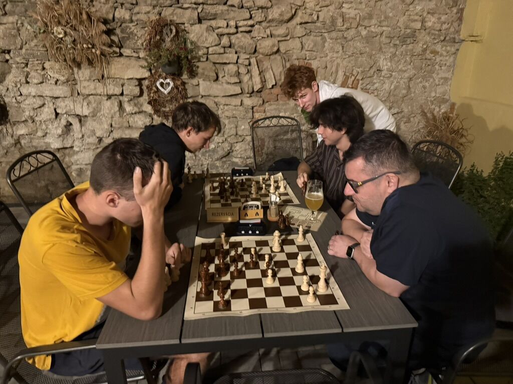 Šachisti hrajú večer na dvore v Skalici